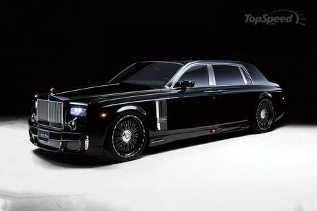 a black rolls royce parked in the dark