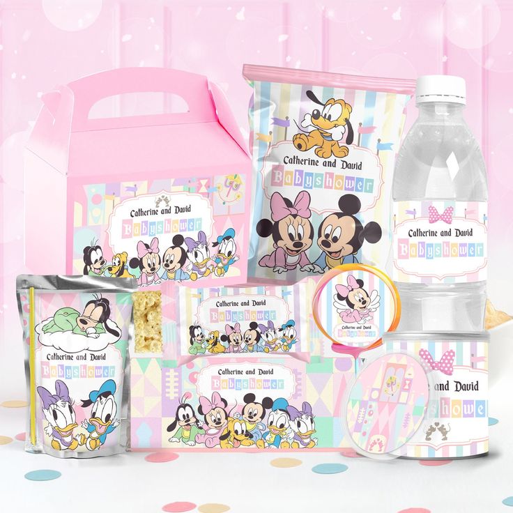 the minnie mouse lunch box is shown with its contents