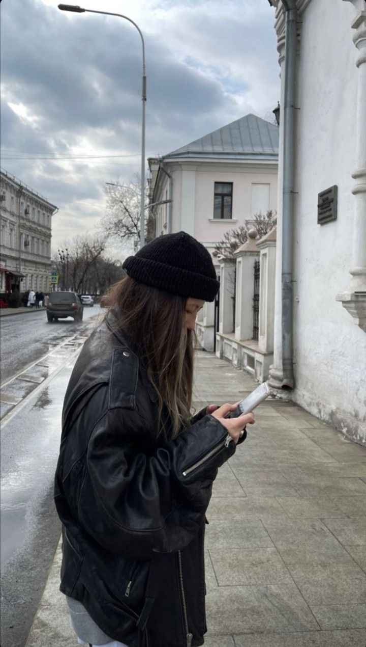 Black Beanie Aesthetic, Dyed Hair Inspiration, Scandinavian Fashion, Fall Fits, Fashion Photography Editorial, 가을 패션, Insta Photo Ideas, Casual Style Outfits, College Outfits