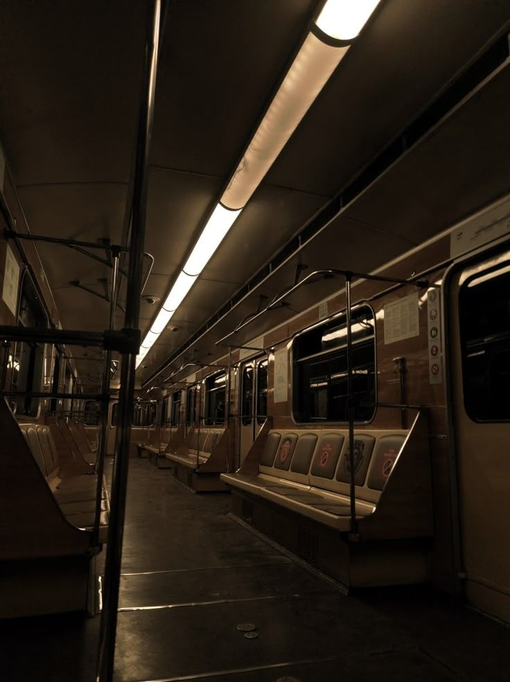 Dark and aesthetic Dark Metro Aesthetics, Subway Night Aesthetic, Aesthetic Metro Pictures, Metro Station Aesthetic, Night Train Aesthetic, Metro Pics, Metro Wallpapers, Dark Subway, Baku Night