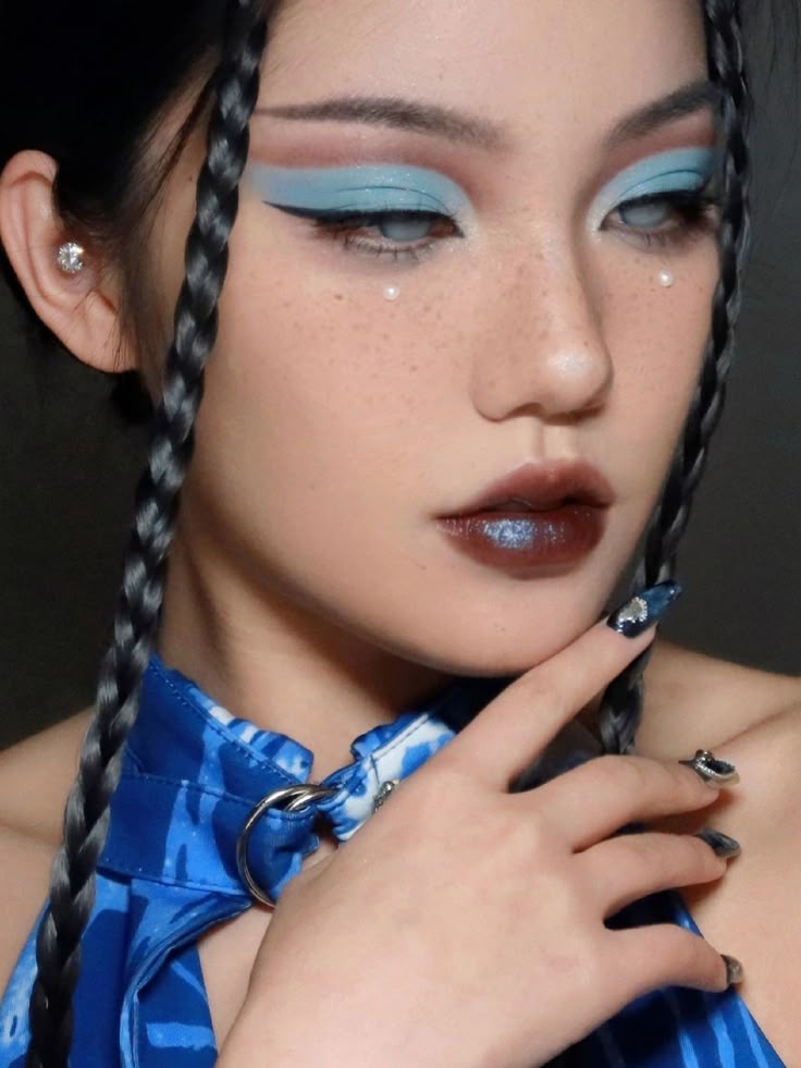 Makeup; eyeshadowlook; makeup inspo; Makeup idea; douyin; cbeauty; natural makeup; eyeshadow; blush; false eyelashes Blue Tone Makeup, Unusual Makeup Looks, Creative Lip Makeup, Octopus Makeup, Cool Eyeshadow Looks, Makeup Ideas For Summer, Blue Eyeshadow Aesthetic, Weird Makeup, Eyeshadow Aesthetic