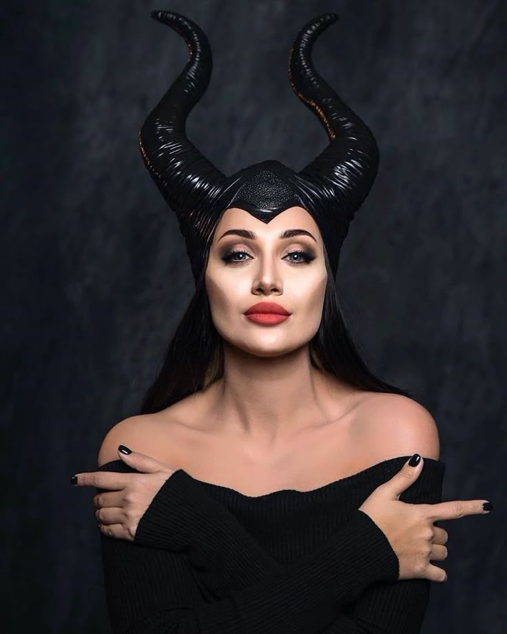 Maleficent Costume Diy, Maleficent Halloween Costume, Dark Disney Princess, Maleficent Halloween, Disney Princess Makeup, Maleficent Movie, Maleficent Costume, Classy Halloween Costumes, Creepy Halloween Makeup