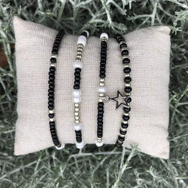 Aesthetic Black Bracelet, Emo Bracelets Aesthetic, Dark Bracelet Ideas, Black Bead Bracelet Ideas, Black Bracelet Aesthetic, Beads Bracelet Design Aesthetic, Aesthetic Bracelets Beads, Aesthetic Beaded Bracelets, Beaded Bracelets Aesthetic