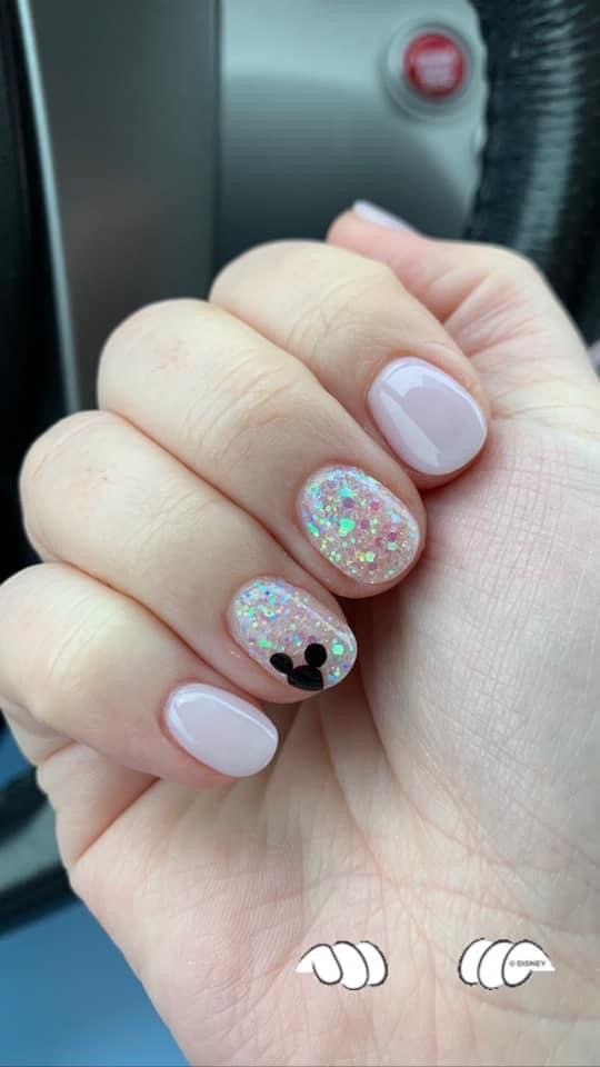 Short Nails Disney Design, Cute Mickey Nails, Disney Nails Diy Easy, Short Disneyland Nails, Disney Nails Not Acrylic, Short Gel Nails Disney, Gel Nails Disney Design, Nails For Disney Cruise, Girly Disney Nails