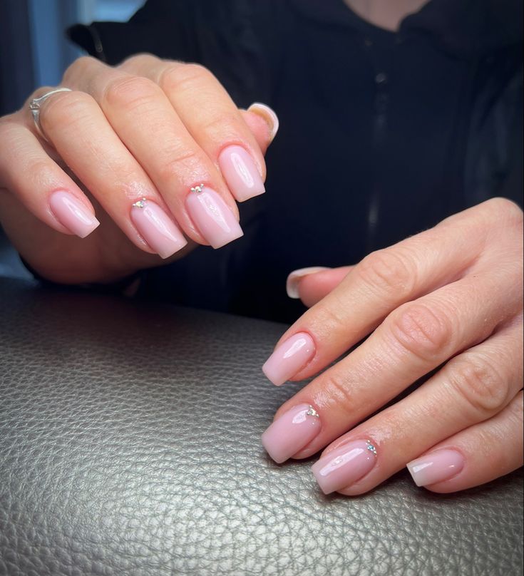 Short Square Nails Rhinestones, Rinestine Nails Short, Nails Rinstone Simple, Nude Nails Rhinestones, Nude Nails With Gems, Square Nails With Rhinestones, Nude Nails With Rhinestones, Strass Nails, Diamond Pink Nails