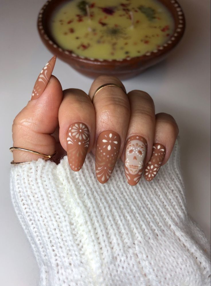 Oaxaca Inspired Nails, Mexican Nails Designs Brown, Mexican Flowers Nails, Mexican Clay Pot Nails, Mexican Nails Designs Almond, Barro Inspired Nails, Cantarito Inspired Nails, Mexican Pattern Nails, Oaxaca Nails