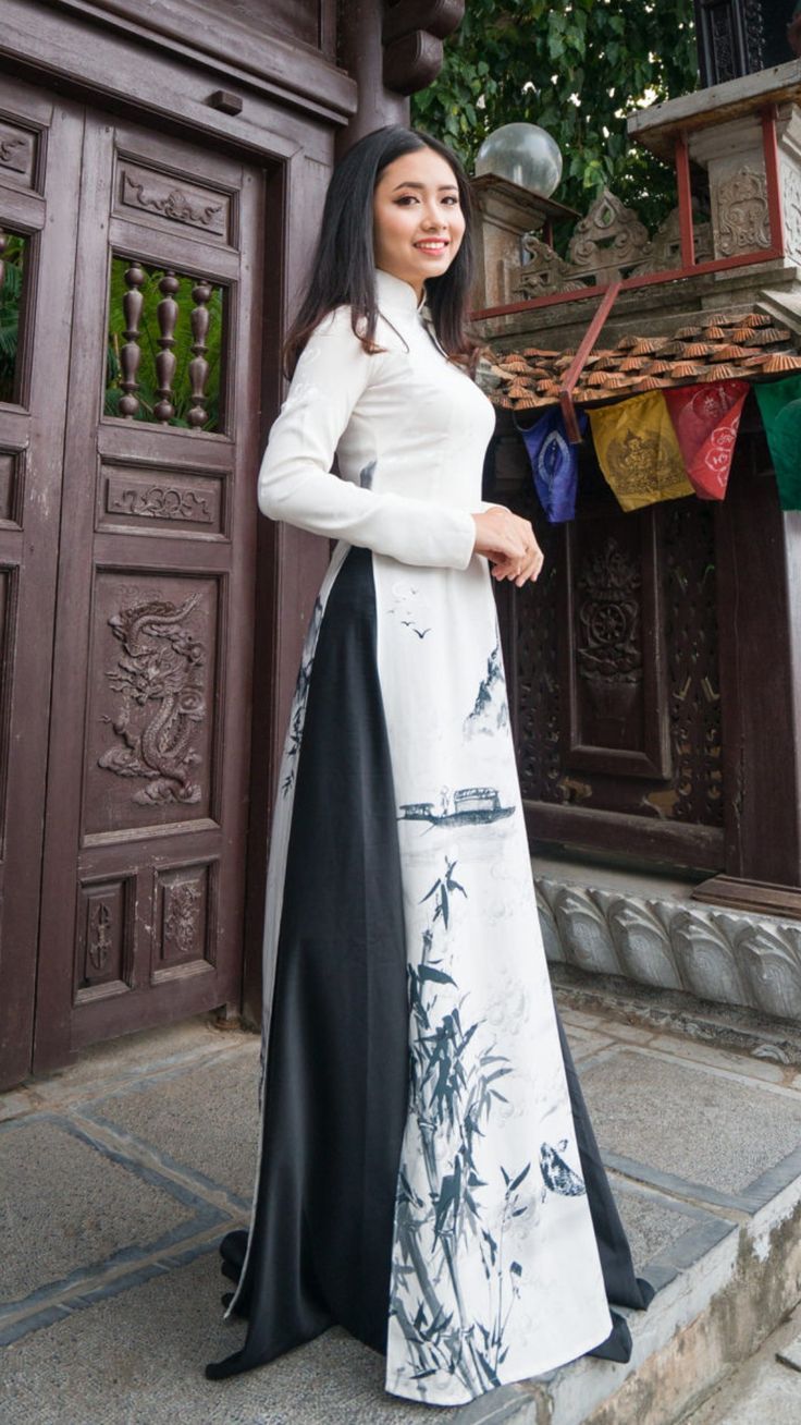 Traditional Dresses Indian, Chinese Long Dress, Traditional Vietnamese Clothing, Vietnamese Traditional Clothing, Traditional Gown, Vietnamese Clothing, Asian Style Dress, Asian Clothes, Vietnam Dress