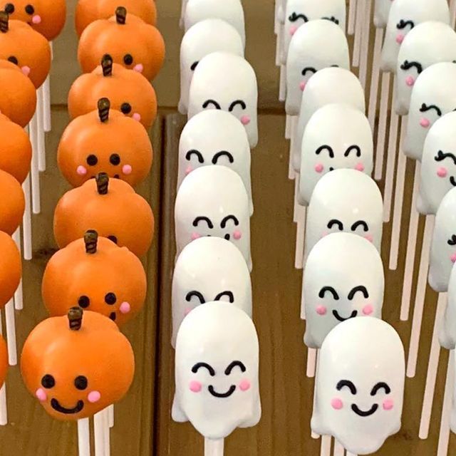 there are many marshmallows with faces on them in the shape of pumpkins