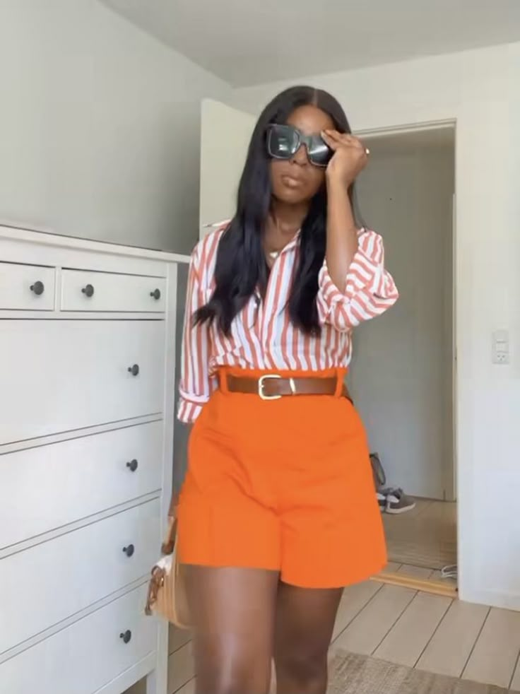 Preppy Summer Outfits For Black Women, Orange Shorts Outfit, Look Plus Size, Orange Outfit, Elegant Attire, Stylish Work Attire, Classy Casual Outfits, Classy Casual, Casual Chic Outfit