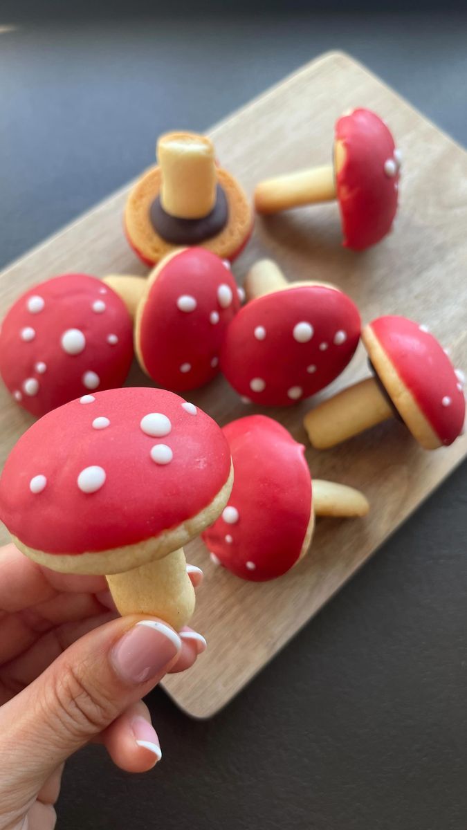 Toadstool Cookies, Mushroom Treats, Fantasy Bakery, Ivy Cake, Making Meringue, Mushroom Birthday, Meringue Mushrooms, Boba Shop, How To Make Meringue