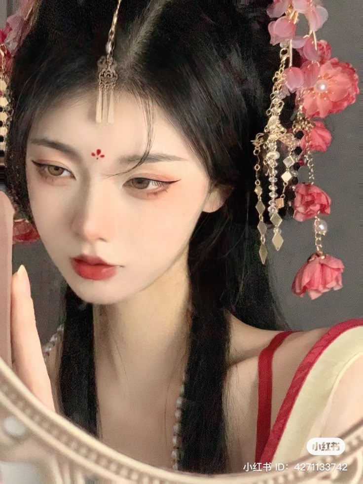 Douyin Chinese Makeup, Traditional Asian Makeup, Chinese Hanfu Makeup, Traditional Chinese Makeup Look, Traditional Korean Makeup, Makeup Looks Chinese, Traditional Japanese Makeup, Chinese Eye Makeup, Chinese New Year Makeup