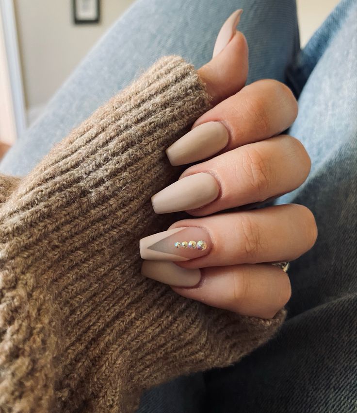 Classy Nails With Stones, Beautiful Nail Extensions, Simple Nail Designs Matte, Neutral Acyrilics Nails, Pretty Matte Nails, Simple Fall Acrylic Nail Ideas, Simple Coffin Nails Designs Summer, Matt Beige Nails, Acrylic Nails Matte Coffin