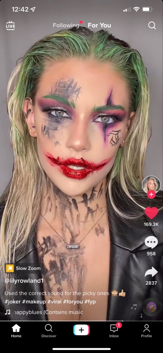 Joker Tattoos Costume, Joker Hair Female, Hot Joker Makeup, Joker Hairstyle Women, Jared Leto Joker Costume Female, Joker Suide Squad Costumes, Blonde Curly Hair Halloween Costumes, Joker Costume Aesthetic, Joker Women Makeup