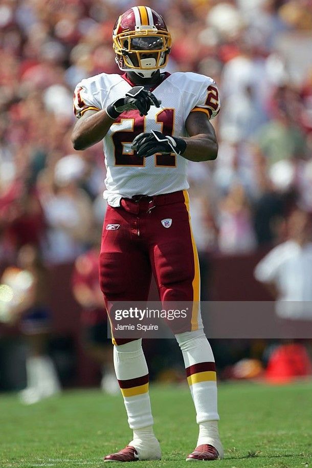 the washington football team's defensive player is preparing to throw the ball during a game against