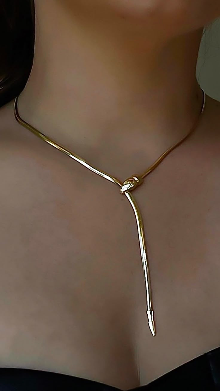 Snake Chain Necklace Gold With Pendant, Women’s Gold Chain Necklace, Gold Snake Chain Necklace, Snake Gold Necklace, Gold Modern Jewellery, Snake Necklace Gold, Snake Necklace Aesthetic, Gold Chain Types, Gold Chain Necklace Aesthetic