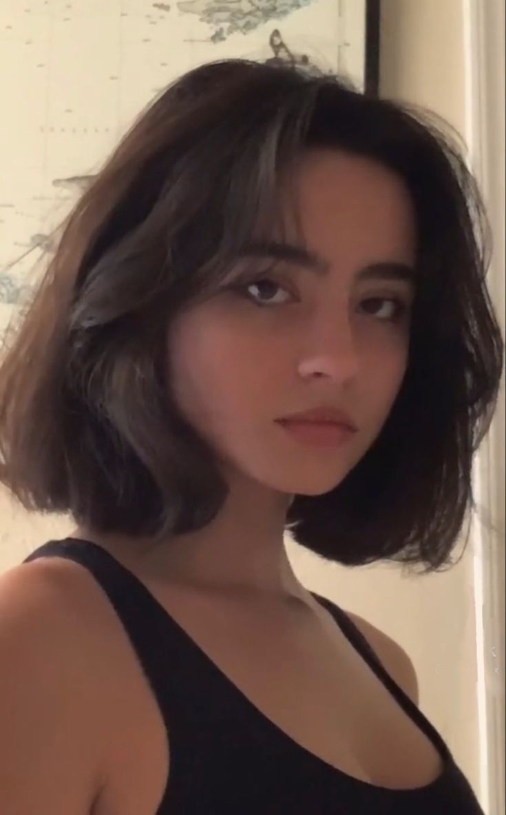 Short Haircuts With Straight Hair, Short Hairstyle Women Round Face Thick Wavy Hair, Short Hair Women Square Face, Short Brown Hair Face Claim, Short Dark Thick Hair, Short Brown Hair Side Bangs, Side Bangs Short Hair Straight, Short Hair Layers Unstyled, Square Chin Hairstyles