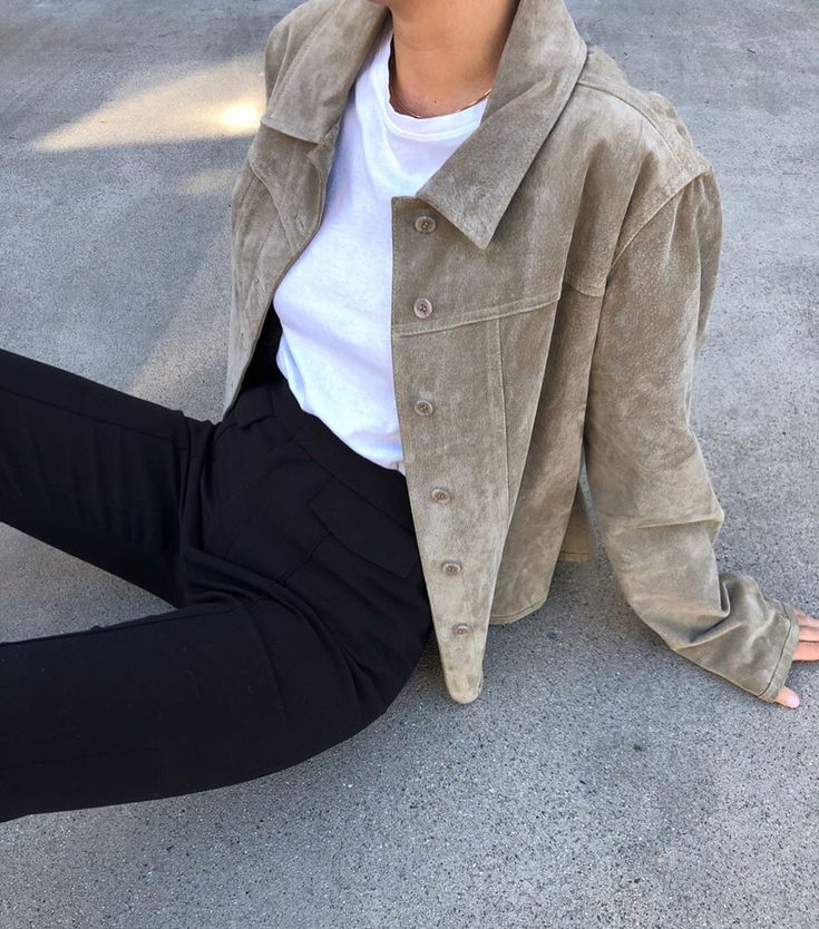 SHOP VINTAGE COLLECTION on Instagram: “Vintage beige slightly oversized suede jacket. Best fits XS - M. $78 + shipping #svcstyle” Beige Oversized Jacket Outfit, Beige Suede Jacket Outfit, Beige Jacket Outfit, Suede Jacket Outfit, Fashion Inspo Instagram, Suede Outfit, Vintage Suede Jacket, Beige Jacket, Spring Jacket