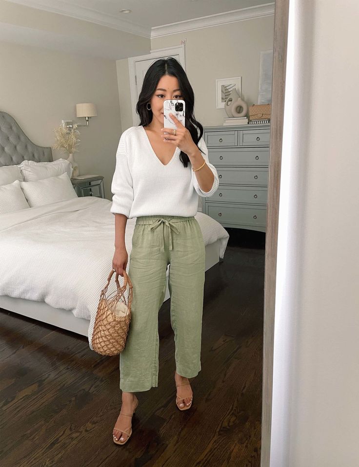 Olive Linen Pants, Linen Pants Work, Olive Pants Outfit, Therapist Outfit, Modest Spring Outfits, Green Linen Pants, Green Pants Outfit, Linen Pants Outfit, Summer Pants Outfits