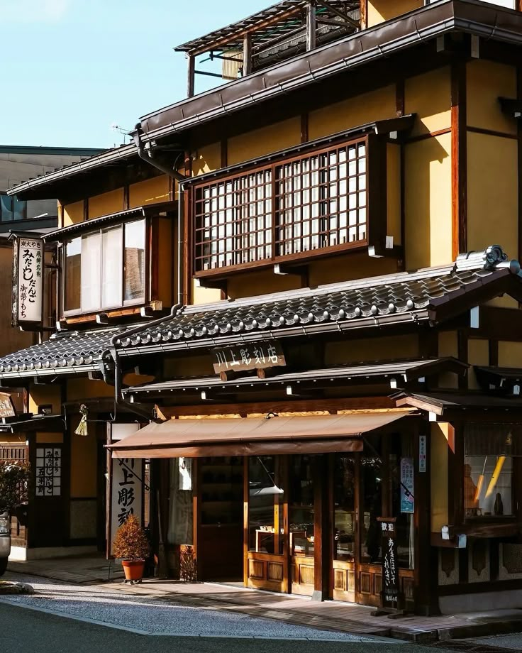 Asian Buildings Architecture, Japanese Exterior, Takayama Japan, Japanese Alps, Japanese Restaurant Design, Japanese Buildings, Shirakawa Go, Japanese Countryside, Japanese Town