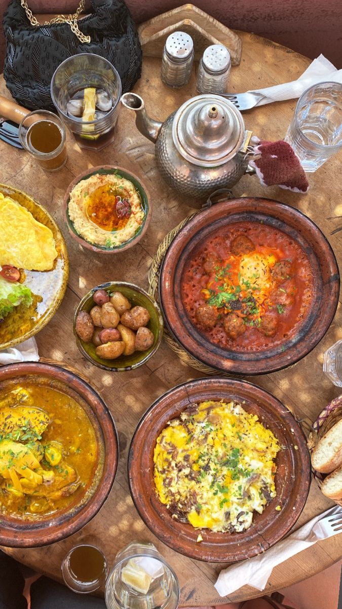 Moroccan food Moroccan Dinner Party, Moroccan Dinner, Bbq Shack, Morocco Food, Moroccan Aesthetic, Moroccan Dishes, Moroccan Food, Authentic Recipes, African Hairstyles