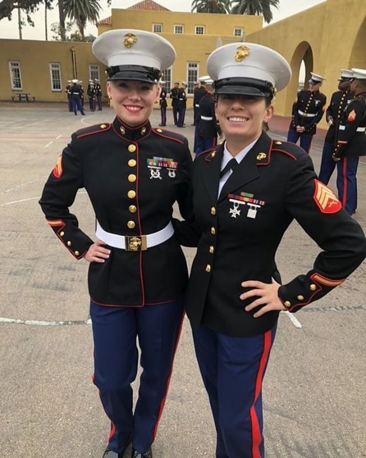 Beautiful ladies @taylor.lovelady & @b.gwinn_usmc 💙 ____________________________________________ #marinecorpsbeauties #femalemarines… Us Marines Uniform, Marines Dress Blues, Marine Corps Uniforms, Marines Uniform, Marine Dress, Marines Girl, Marine Veteran, Female Marines, Military Marines