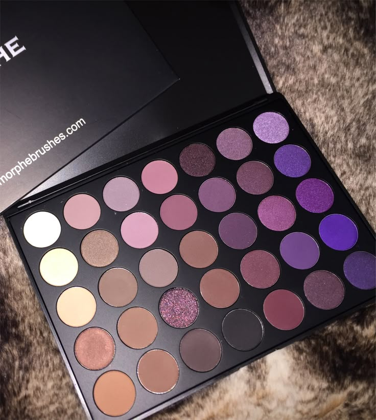 Eye Shadow Palate, Cute Eyeshadow Pallets, Eye Shadow Palette Aesthetics, Kylie Eyeshadow Palette, Black Eyeshadow Pallete, Koleksi Makeup, Makeup Order, Alat Makeup, Makeup Eyeshadow Palette