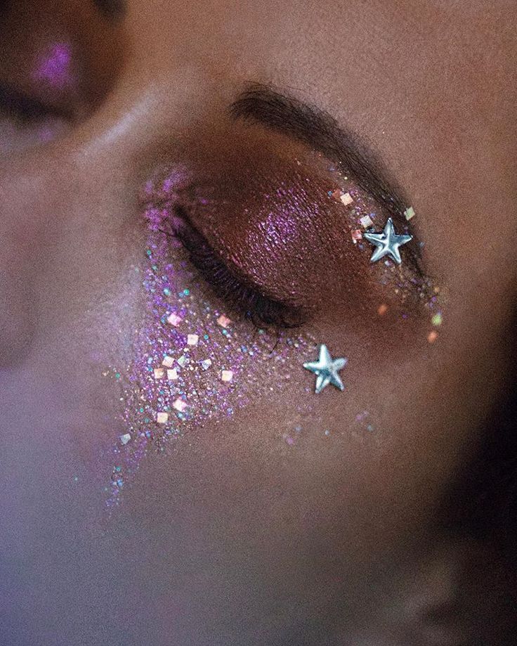 Rue From Euphoria, Plus Outfit Ideas, Maquillage Yeux Cut Crease, Glitter Makeup Looks, Video Makeup, Miami Style, Rave Makeup, Make Up Videos, Beauty Make-up