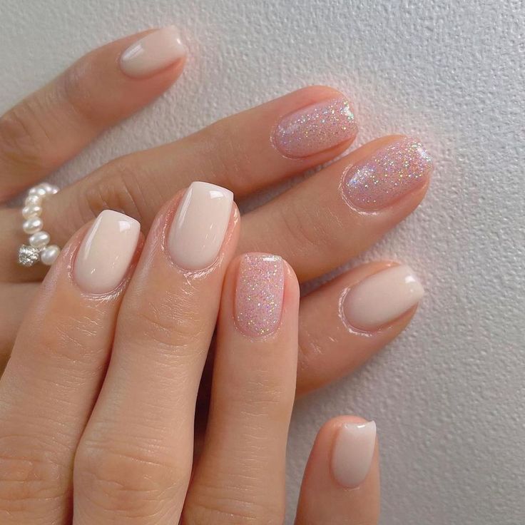 Wedding Gel Nails Ideas, Gel Polish Simple Design, Cute Designs On Short Natural Nails, Nail Ideas Natural Look, Wedding Short Nails Design, Short Nails With Gel Polish, Short Petite Nails, Short Nails That Go With Everything, Nail Simple Short