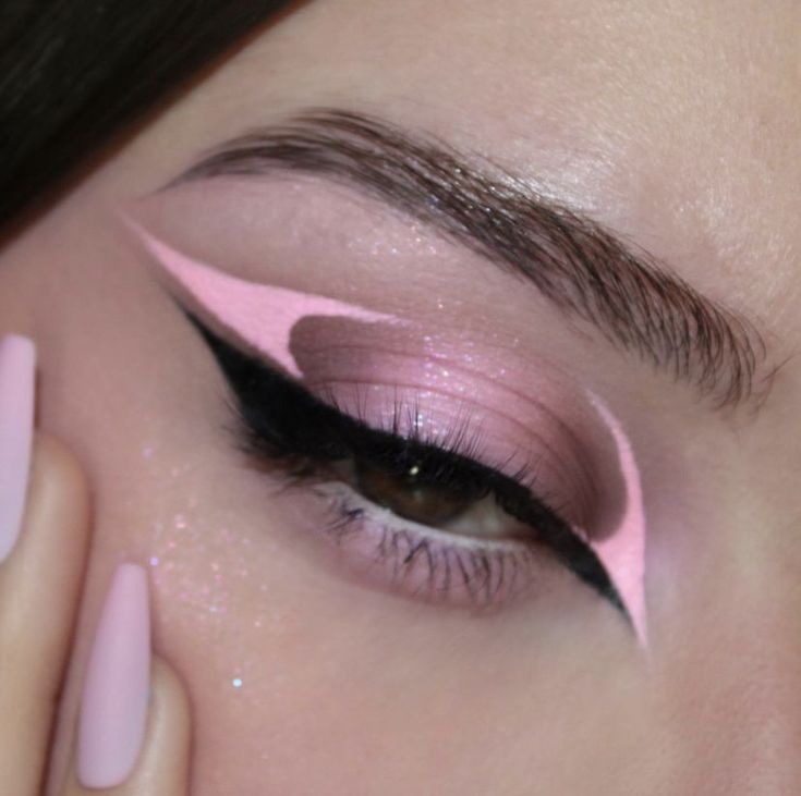 Graphic Makeup Looks, Pink And White Makeup, Graphic Liner Ideas, Eye Makeup Inspo, Bold Eyeshadow, Mekap Mata, 20 Makeup, Pink Eye Makeup, Cute Eye Makeup