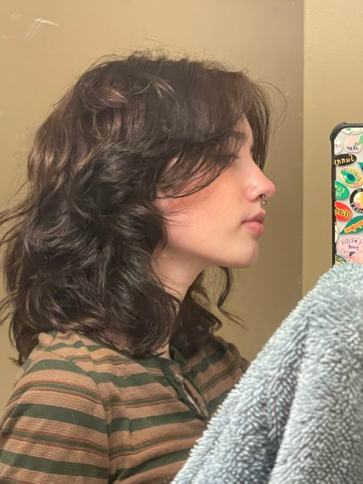 Short Butterfly Haircut Curly, Wolf Cut Women Curly Hair, Wolfhaircut Short Hair, Choppy Layers Wavy Hair, Wolfcut 2b Hair, Wolfcut From The Back, Shoulder Length Wolf Cut Wavy Hair, Haircut For Wavy Hair Short, Layer Short Haircut Mid Length