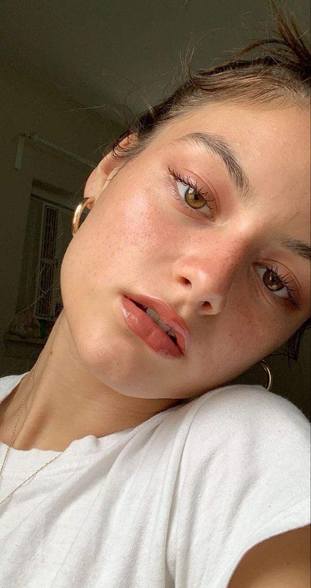 Undone Makeup Look, Natural Makeup Glossy Lips, Minimal Makeup 30s, Makeup Inspo Natural Dewy Skin, Makeup For The Office, Clean Natural Makeup Look, Dewy Clean Makeup, Natural Makeup Dewy, Summer Makeup Simple