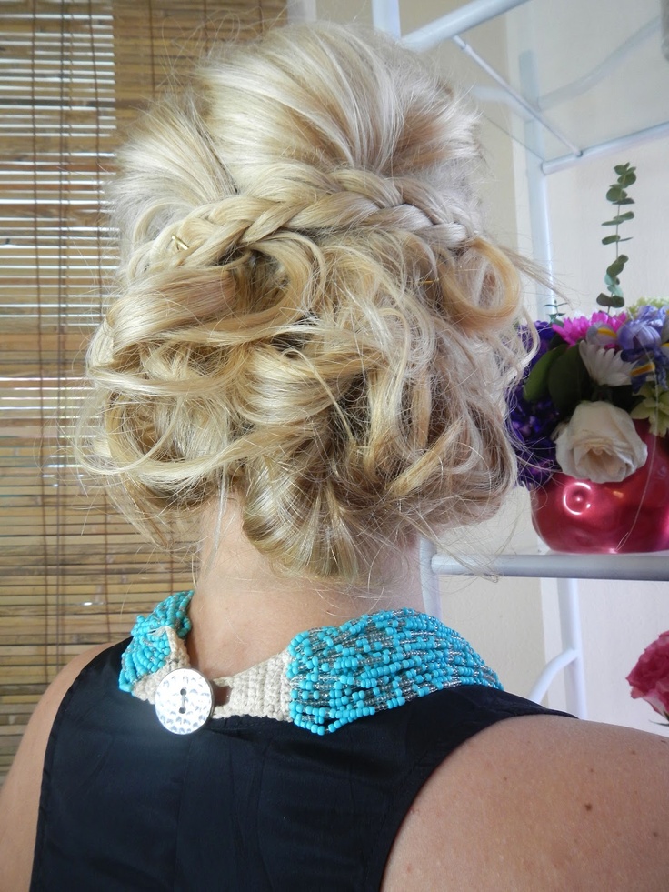 To die for: Tousled Bun with a Crown Braid Romantic Updos, Braid Crown Tutorial, Romantic Updo, Cosmetology School, Cool Braids, Hair Affair, Crown Braid, Everyday Hairstyles, Pretty Hair