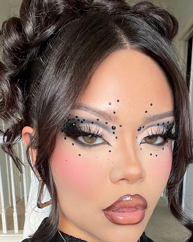 Makeup Look With Jewels, Halloween Makeup Looks With Rhinestones, Rhinestone Cat Eye Makeup, Black Diamond Makeup, Rhinstone Patterns Face, Cross Makeup Look, Makeup Ideas 2024, Black Glitter Makeup Looks, Make Up Strass Glitter