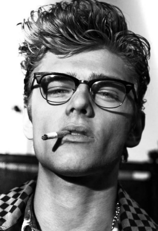 20 Amazing Photos Of The Always Young James Dean Hairstyles Vintage, Vintage Foto's, Diana Dors, Ray Ban Wayfarer, I Love Cinema, Hairstyles Men, Ray Ban Aviator, Incubus, Ideas Vintage