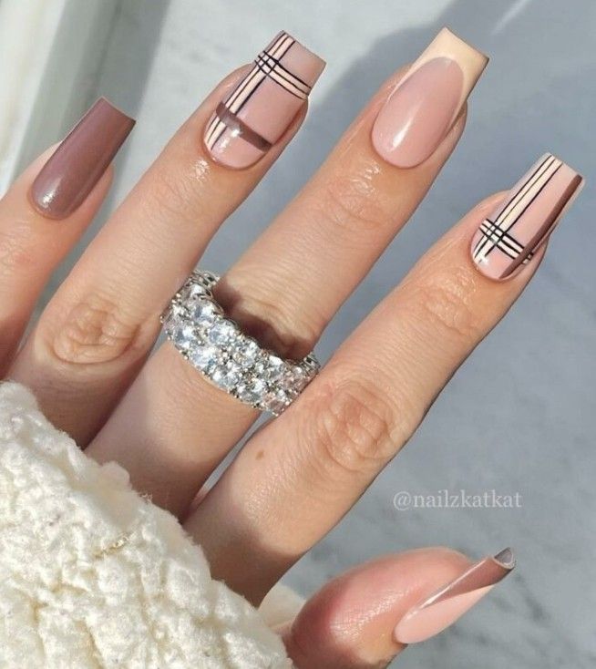 Burberry Nails Design, Brown Nails For Fall, Otoño Nails, Burberry Nails, Plaid Nail Designs, Plaid Nail Art, Nails For Fall, Brown Nails Design, Fall Designs