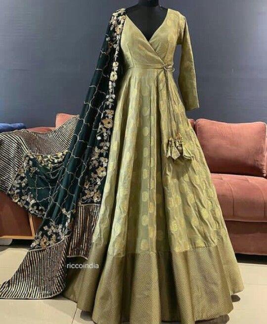 Traditional Gown Designs Indian, Traditional Long Dress Indian, Floor Touch Gown Indian, Anarkali Choli Design, Sarees Gowns Design, Saree Gown Designs Indian, Desi Long Frocks, Indian Traditional Gown, Long Gown Ideas For Women