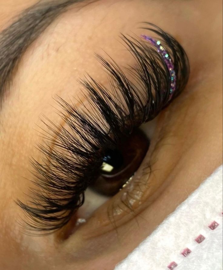 Nails With Eyelash Design, Lash Extensions With Rhinestones, Gold Glitter Lash Extensions, Sparkly Lash Extensions, Glitter Lashes Extensions, Eyelash Extensions With Glitter, Lash Extensions With Decals, Lash Extensions With Glitter, Eyelash Extensions Styles With Color