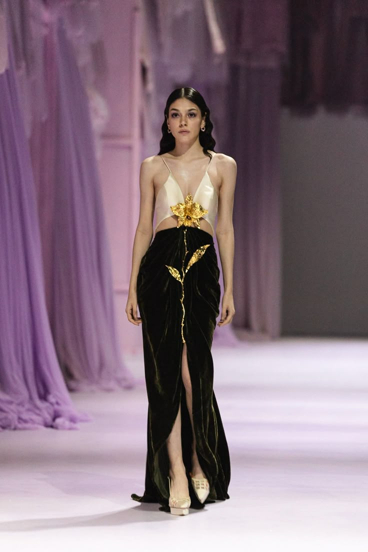 Metgala Inspired Outfits, Black Dress With Gold Accessories, Black Luxury Dress, Fashion Show Outfit, Hian Tjen, Goddess Fashion, Runway Fashion Couture, Runway Outfits, Couture Dress