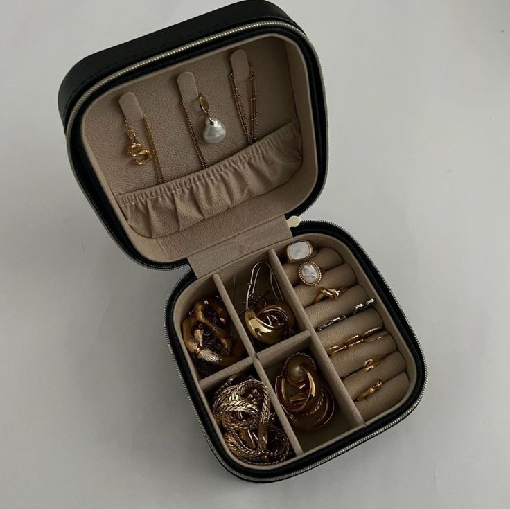 Jewellery Box Design, Jewelry Box Aesthetic, Jewellery Organisation, Jewelry Necklace Simple, Jewelry Box Organizer, Business Branding Inspiration, Jewellery Bag, Box Organizer, Small Jewelry Box