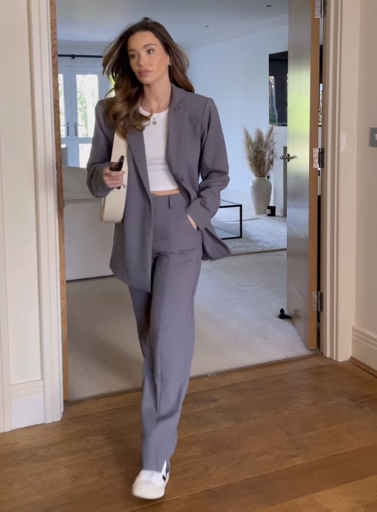 Elegant Business Outfit Office Wear, Corporate Lady Outfit, London Corporate Fashion, How To Style A Grey Blazer, Old Money Attire, Lillie Grace Outfits, Boss Lady Outfit Business, Business Suits For Women Boss Lady, Lawyer Outfit Aesthetic