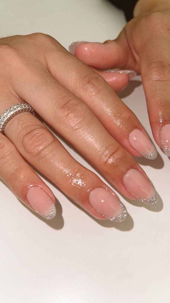 Trending French Tip Nails Short, Gel Polish French Manicure Short Nails, Glitter French Tips Round, Short Reflective Nails, Trendy Round Nails Short, Short Round Gel X Nails, Cute Short Round Nail Designs, Cute Round Nails Designs, Short Round Gel Nail Designs