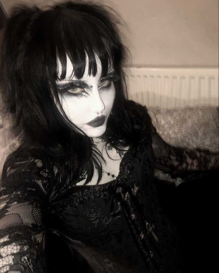 Beautiful Goth Women, Goth People, Dark Gothic Fashion, Trad Goth Makeup, Traditional Goth, Goth Fits, Gothic Culture, Goth Subculture, Gothic Hairstyles