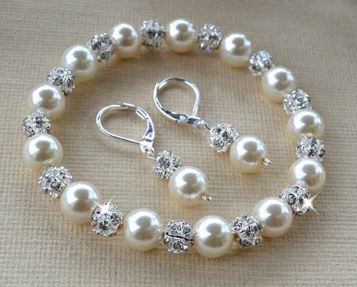 Bracelet set is stretchable and is made with 8mm glass pearls and 6mm crystal beads. Custom colors in pearls are available قلادات متدلية, Bracelet And Earring Set, Pearl Bridal Jewelry, Swarovski Crystal Bracelet, Beads Bracelet Design, Homemade Jewelry, Bridal Bracelet, Bracelets Handmade Beaded, Bead Jewellery