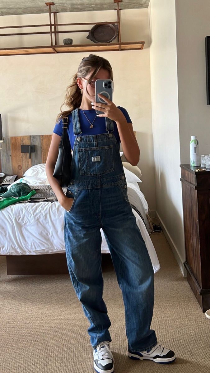 Winter Outfits With Overalls, Flare Overalls Outfit, Overall Jeans Outfit, Overalls Women Outfits, Oversized Overalls Outfit, Long Overalls Outfit, Green Overalls Outfits, Jean Overall Outfits, Summer Outfits Alt