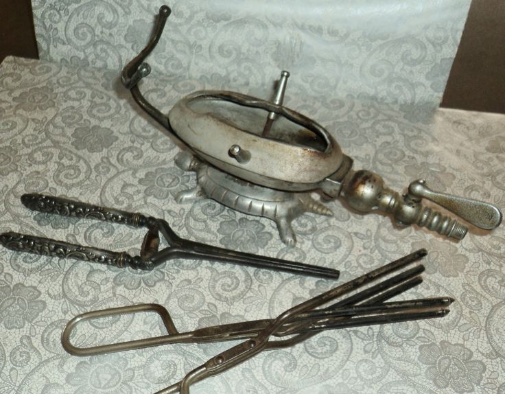 first curling iron and heater 1920s Salon, Vintage Beauty Salon, Retro Hairstyle, Vintage Hair Salons, Beauty Chair, Home Hair Salons, Victorian Hair, Mom Beauty, Hair Crimper