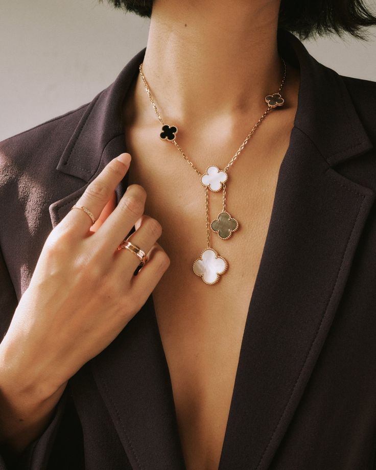 Van Cleef Magic Alhambra Necklace, Van Cleef Arpels Outfit, Vca Jewelry Set, Von Cleef Necklace, Van Cleef Mother Of Pearl Necklace, Van Clef Necklace Gold, Van Cleef And Arpels Watch, Van Cleef Necklace Aesthetic, Alhambra Van Cleef Arpels