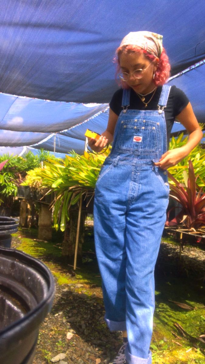 Gardening Outfit Summer, Working In The Garden Outfit, Overalls Outfit Cottagecore, Baggy Overalls Aesthetic, Farming Aesthetic Outfit, Aesthetic Farm Outfit, On The Farm Outfit, 70s Cottagecore Fashion, Gardening Outfits For Women Summer