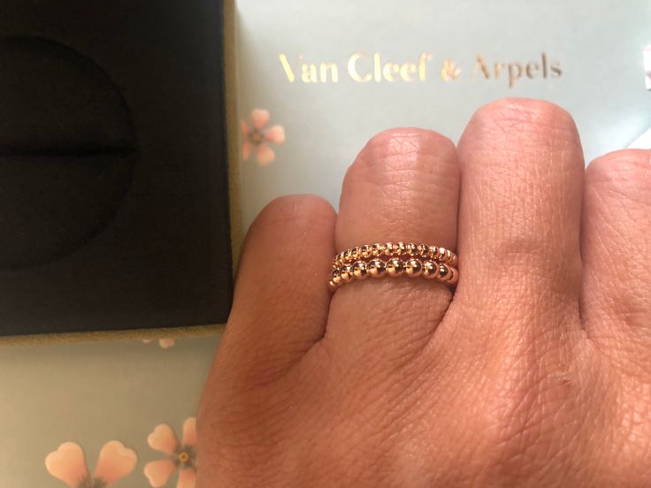 Van Cleef Ring Stack, Van Clef Ring, Van Cleef Wedding Band, Van Cleef Ring, Van Cleef Perlee Ring, Perlee Ring Van Cleef Arpels, Jewellery Wishlist, Mixing Metals, Mind Reader