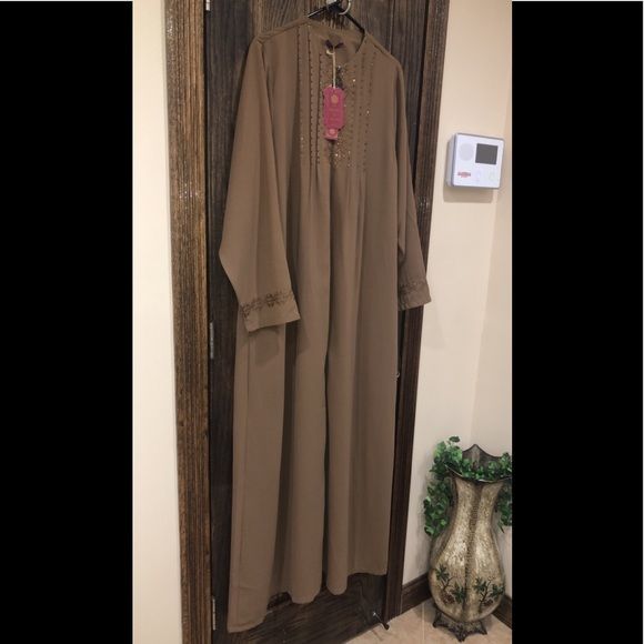 Brand New With Tags Made In Turkey European Size: 50 Camel Brown Color Beaded Side Zipper Pockets Usually Fits Sizes 2x - 3x / 16 - 20 (Refer To Measurements Below) Bust: 46 Inches Waist: 50 Inches Beige Long Thobe For Eid, Elegant Brown Festive Kaftan, Festive Brown Elegant Kaftan, Eid Brown Dabka Kaftan, Traditional Brown Abaya For Eid, Brown Long Dress For Eid, Long Brown Dress For Eid, Long Brown Dresses For Eid, Brown Long Thobe For Eid