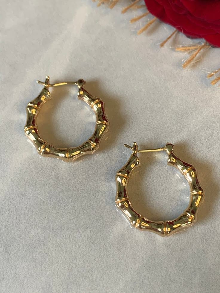 These gold filled bamboo hoop earrings are known for their durability, versatility and natural beauty. These hoops are perfect for everyday wear! Hypoallergenic Water Resistant Hand made with love 18kt Gold Filled Small 20mmx25mm Medium 24mmx28mm Large 34mmx39mm Cute Earrings Hoops Gold, Gold Hoops Aesthetic, Minimalist Accessories Jewellery, Gold Earrings Hoops, Gold Bamboo Earrings, Bamboo Earring, Afro Jewelry, Jewelry Necklace Simple, Bamboo Hoop Earrings